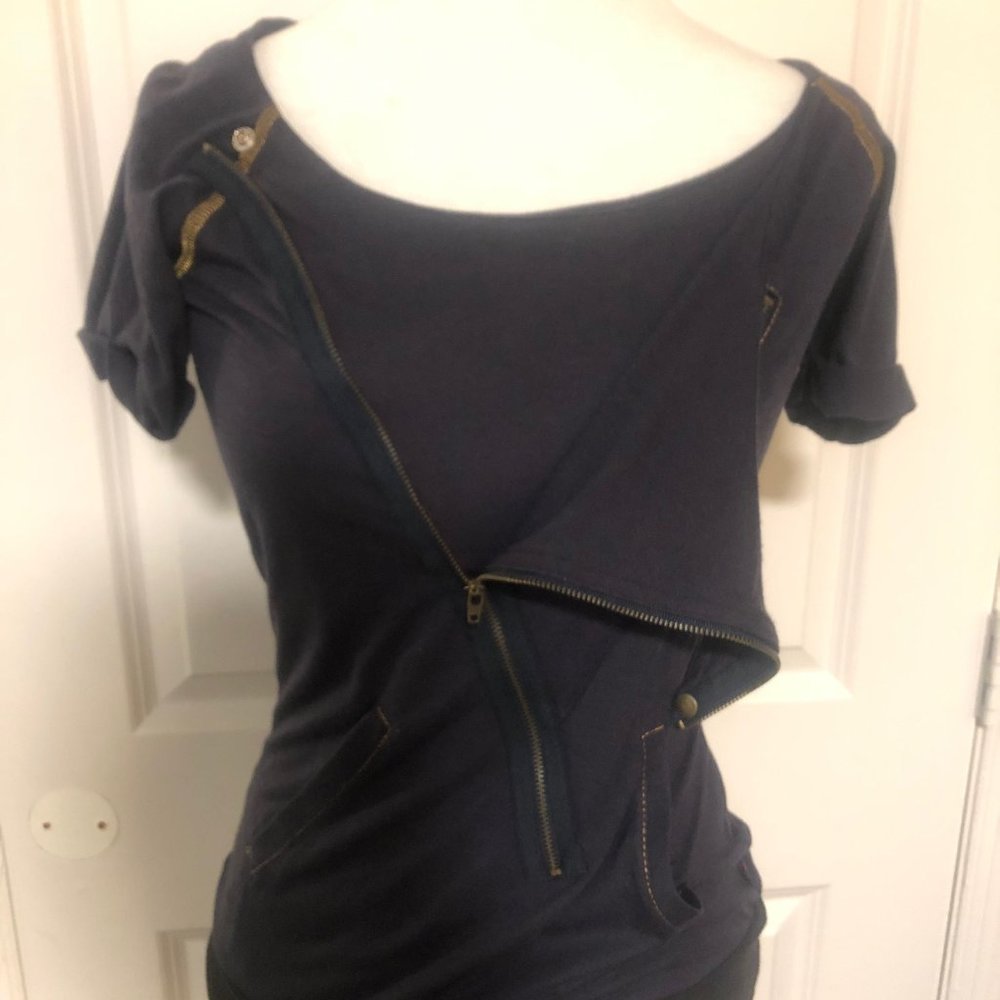 Women's Fitted T-shirt with Zipper Detail